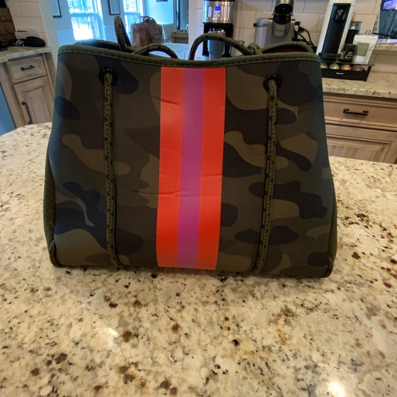 Social Threads Neoprene Tote Bag Camo EUC - Picture 2 of 5